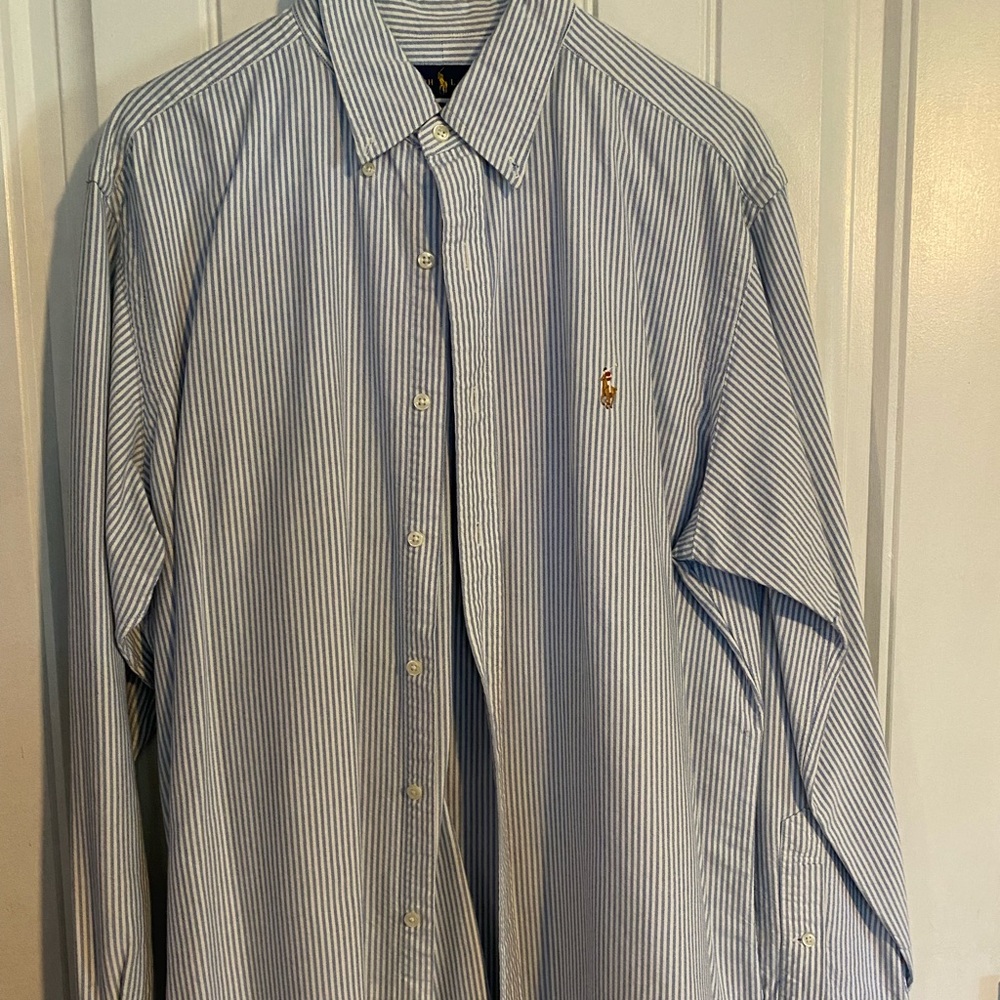 Classic Fit, Button-down. Buttoned placket, Cotton. Used. Great condition.